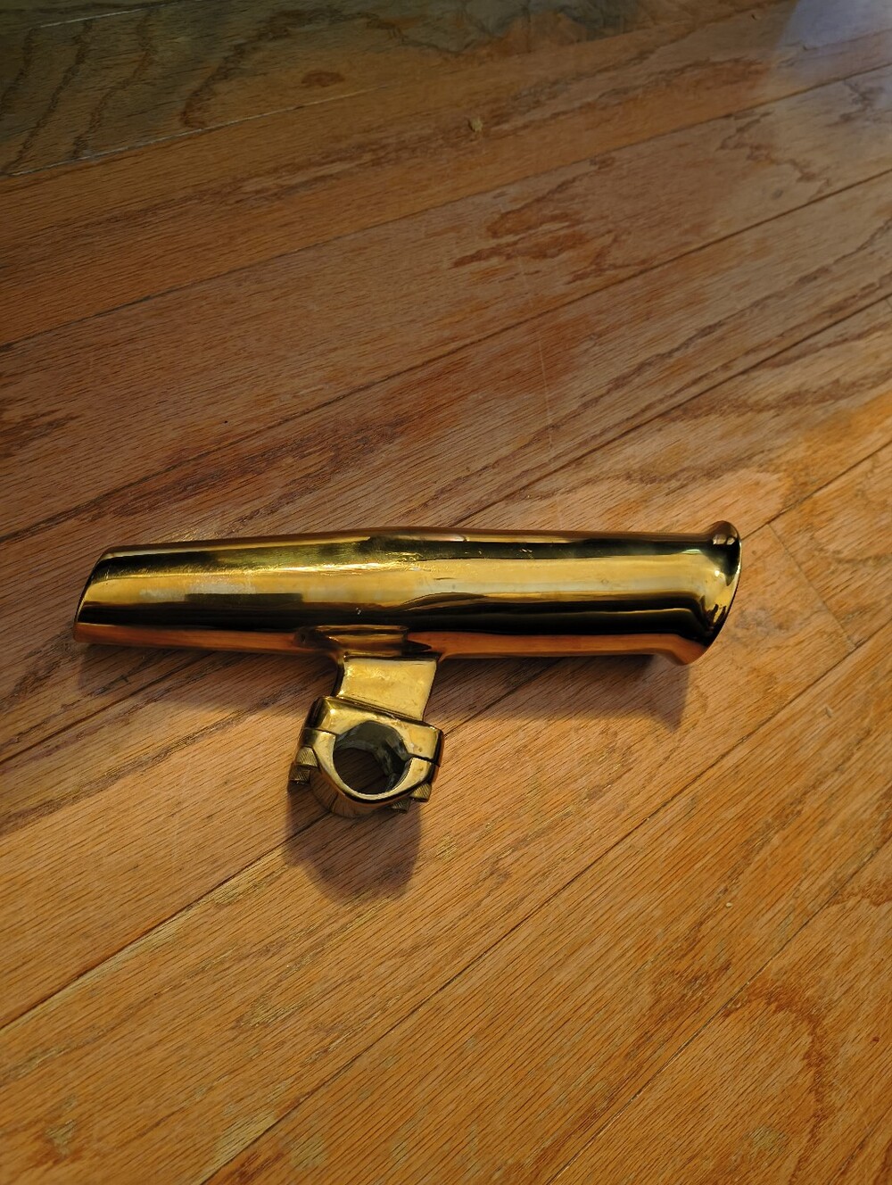 Gold-tone Metal Fishing Rod Holder